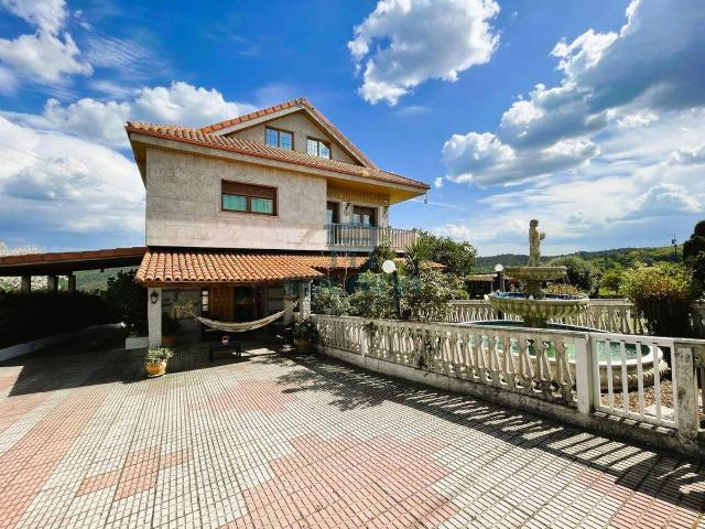 Chalet en venta en Barbadás, Ourense