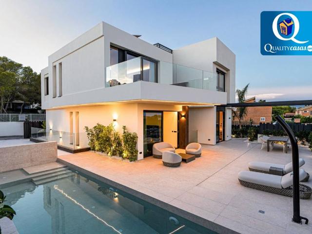Villa en venta en La Nucia