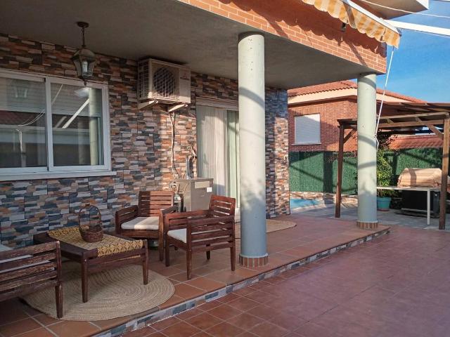 Villa en venta en Cabanillas Del Campo