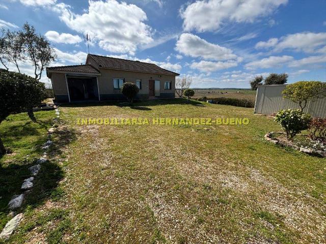 Villa en venta en Calvarrasa De Arriba