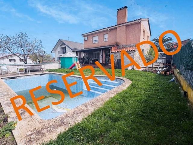 Villa en venta en Casarrubios Del Monte