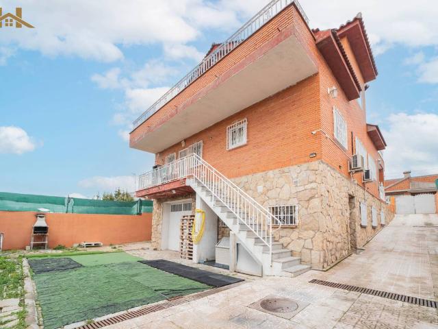 Villa en venta en Casarrubios Del Monte