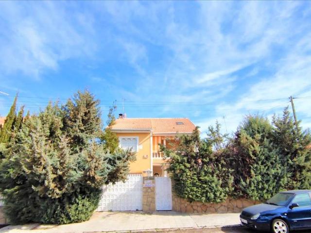 Villa en venta en Casarrubios Del Monte