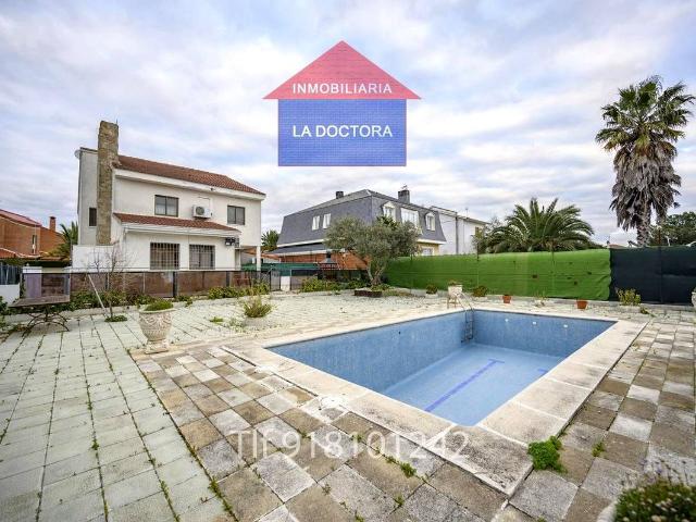 Villa en venta en Casarrubios Del Monte