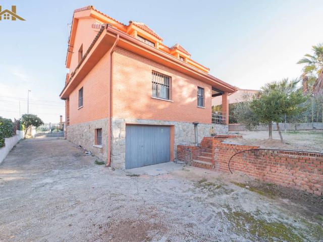 Villa en venta en Casarrubios Del Monte