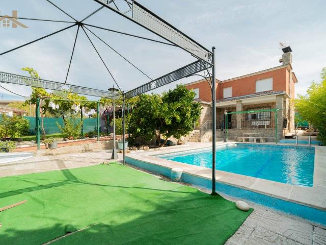 Villa en venta en Casarrubios Del Monte