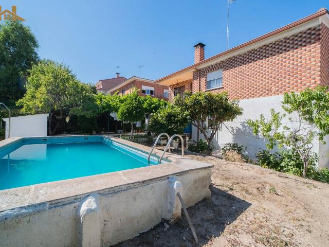 Villa en venta en Casarrubios Del Monte