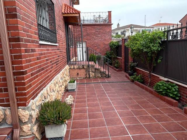 Chalet en venta en Campo Real, Madrid