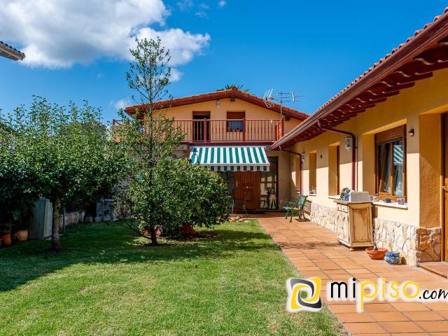 Chalet en venta en Laredo