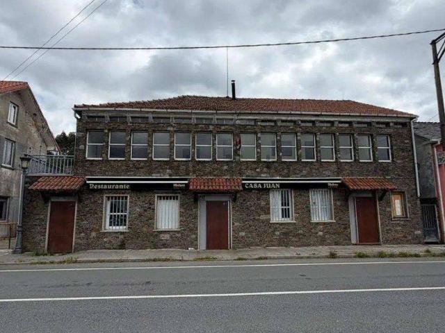 Chalet en venta en O Outeiro, Carral