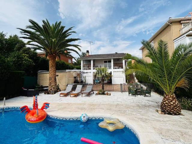 Villa en venta en Casarrubios Del Monte