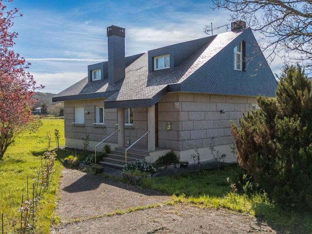 Villa en venta en Castro Caldelas