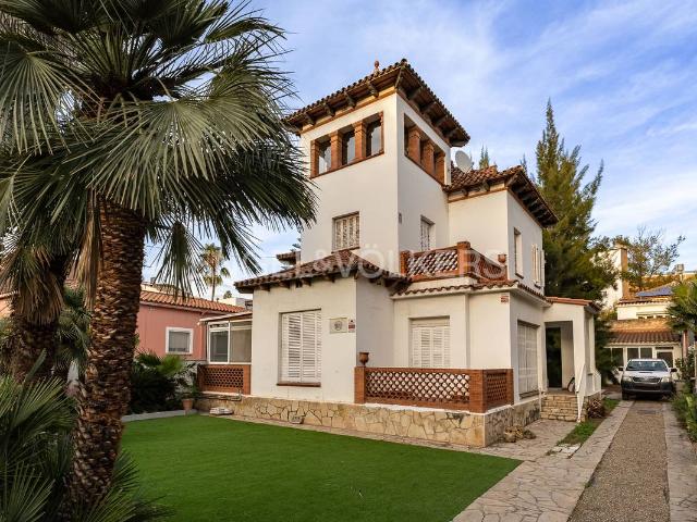 Villa en venta en Sant Joan Despí, Centre