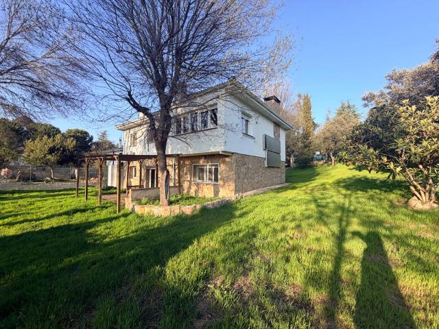 Chalet en venta en Valdemorillo, Madrid