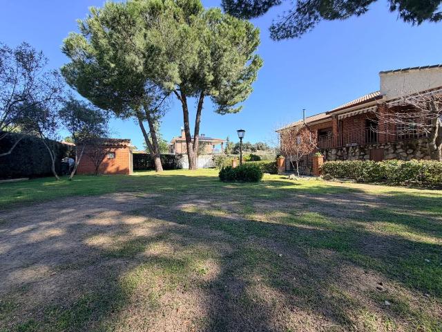 Chalet en venta en Valdemorillo, Madrid