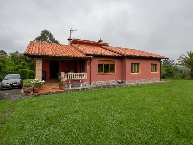 Villa en venta en Colunga, El Ferreru