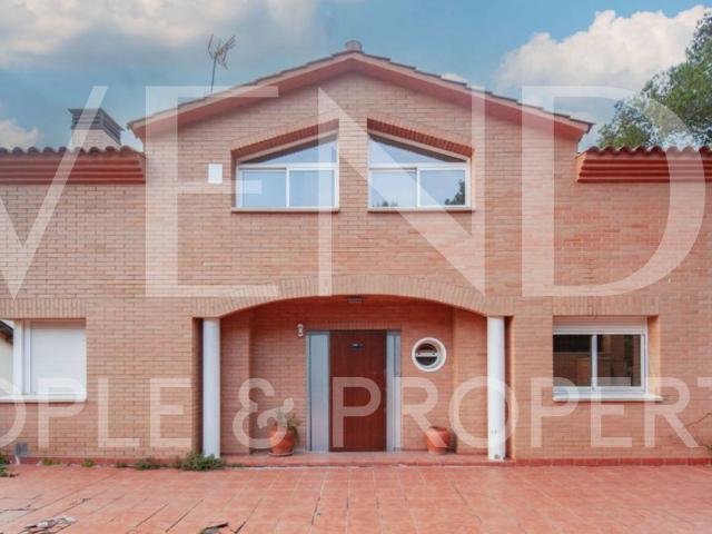 Villa en venta en Corbera De Llobregat