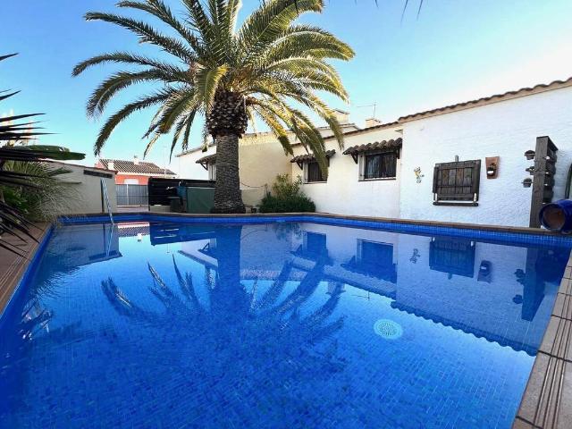 Villa en venta en Deltebre