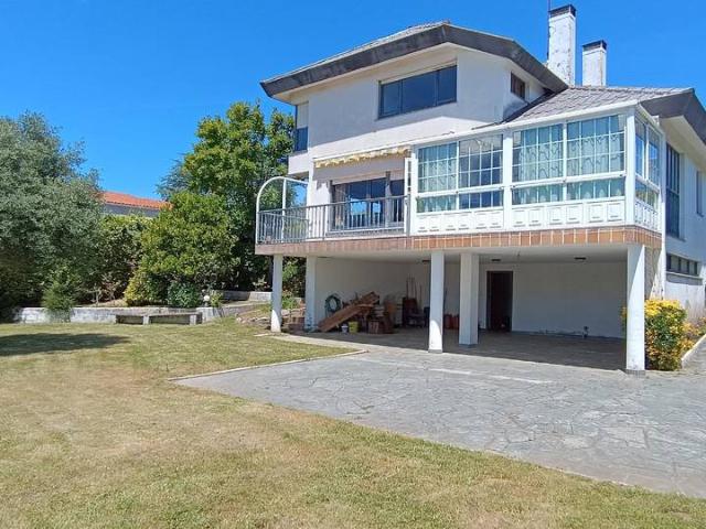 Chalet en venta en Oleiros, A Coruña