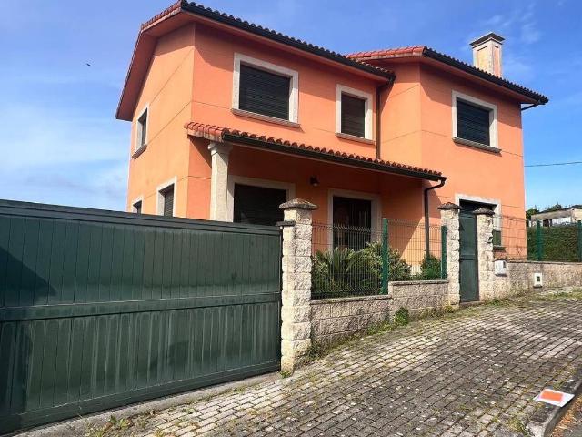 Chalet en venta en Oleiros, A Coruña