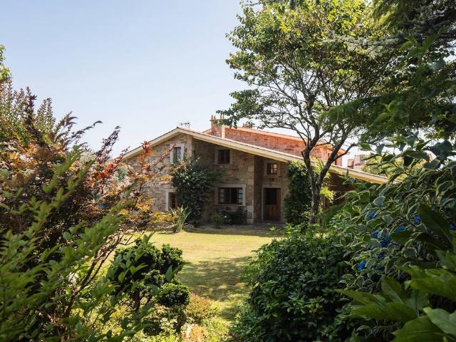 Chalet en venta en Oleiros, A Coruña
