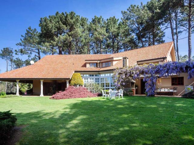 Chalet en venta en Oleiros, A Coruña