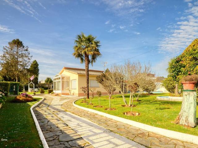 Chalet en venta en Oleiros, A Coruña