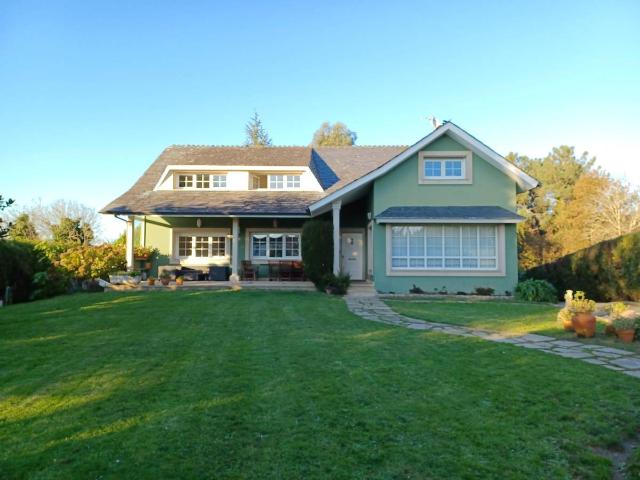 Chalet en venta en Oleiros, A Coruña