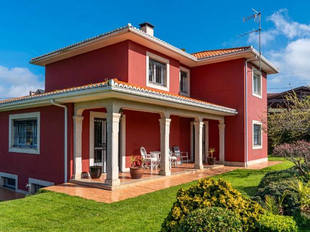 Chalet en venta en Oleiros, A Coruña