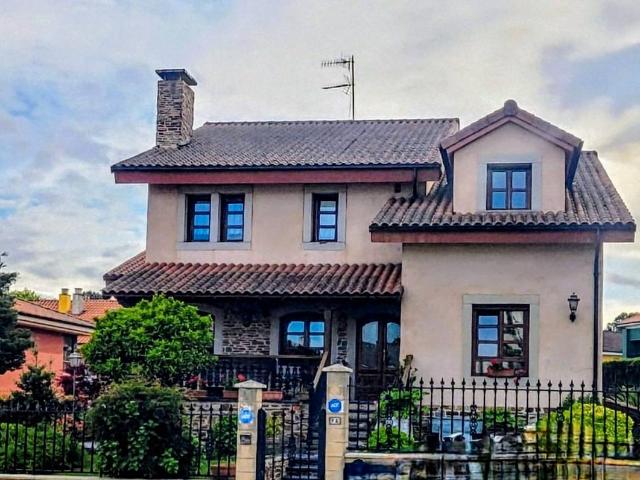 Villa en venta en Avilés, El Quirinal