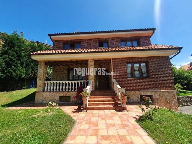 Chalet en venta en El Quirinal, Avilés