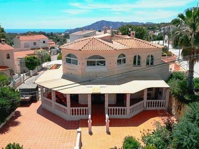 Villa en venta en La Nucia
