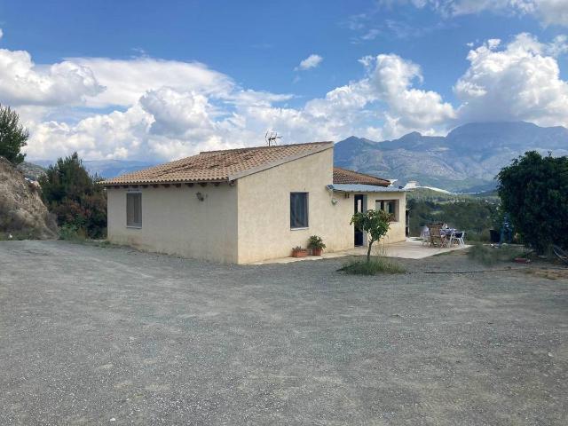 Villa en venta en La Nucia