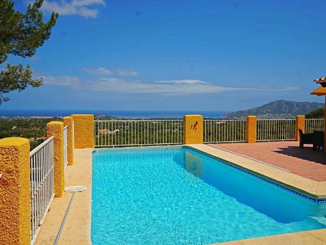 Villa en venta en La Nucia