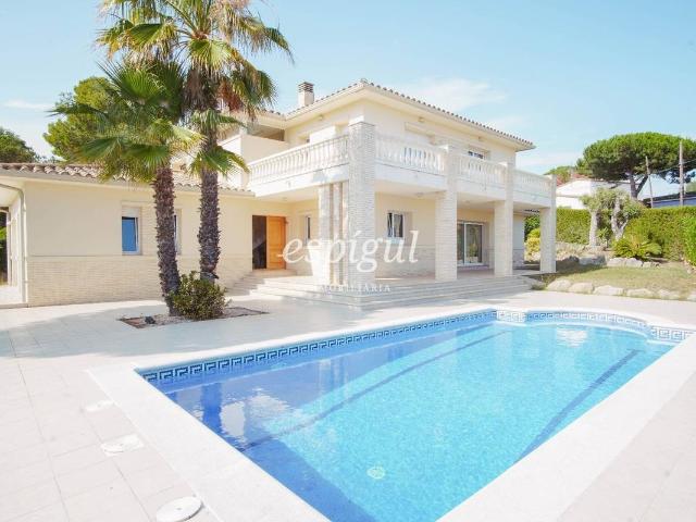 Villa en venta en Castell-platja D'aro