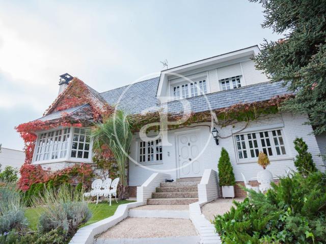 Villa en venta en Madrid, Cortes