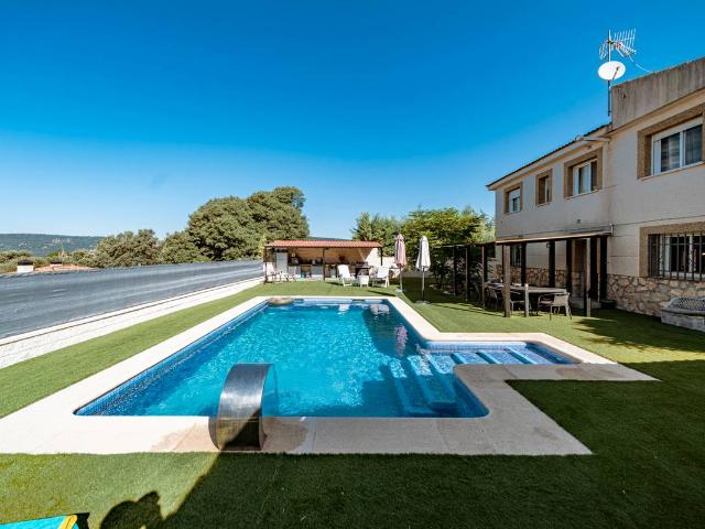 Villa en venta en Fuentenovilla