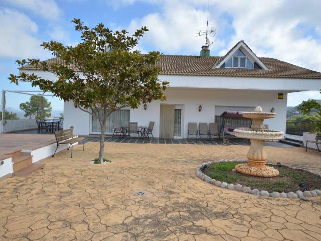 Villa en venta en Gelida