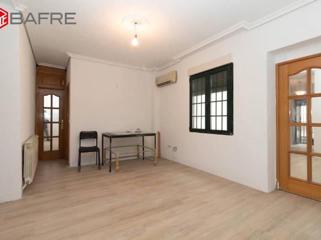 Villa en venta en Madrid, Cortes