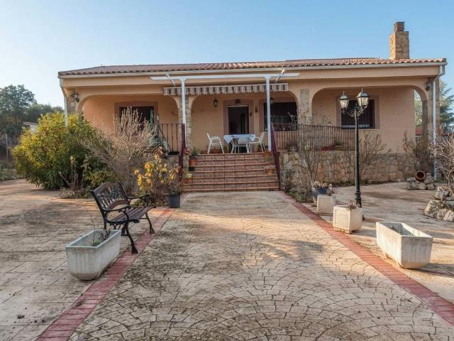 Chalet en venta en Hontoba, Guadalajara