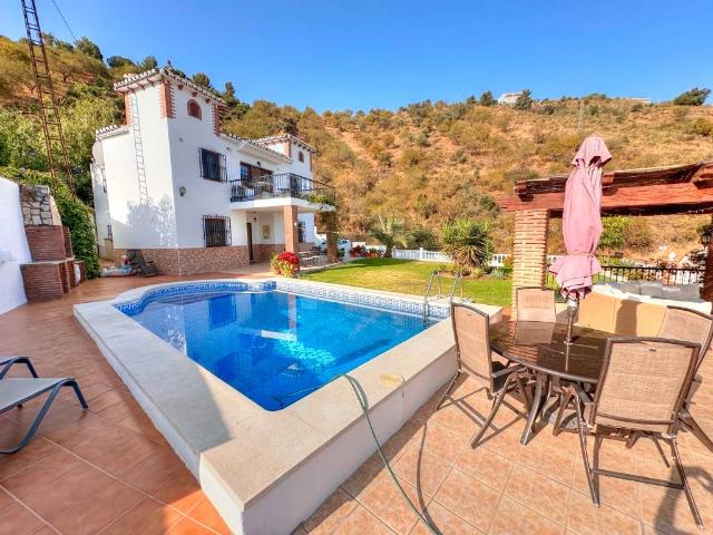Villa en venta en Iznate