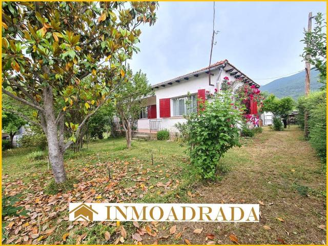 Villa en venta en La Adrada