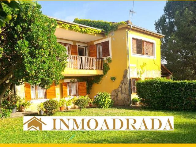 Villa en venta en La Adrada