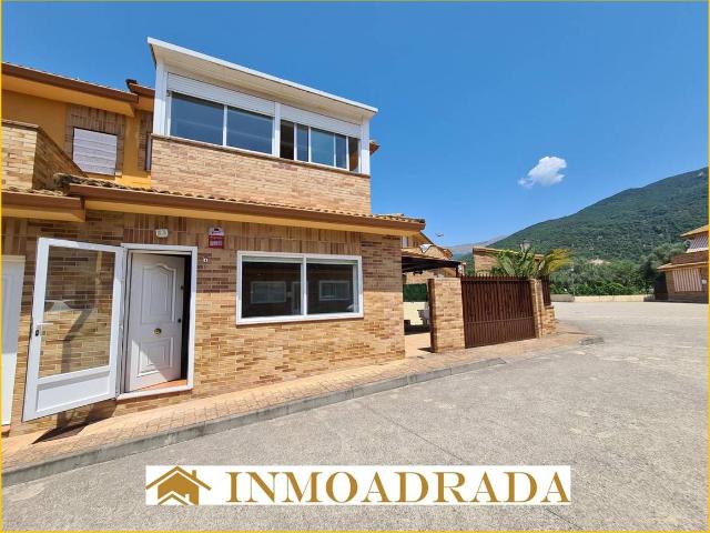 Villa en venta en La Adrada