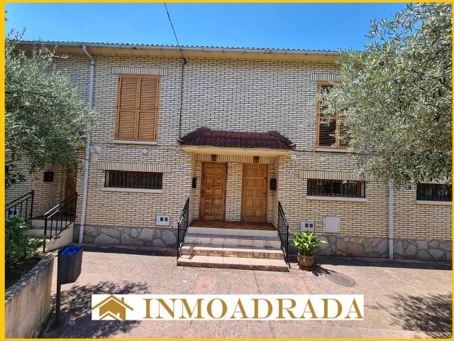 Villa en venta en La Adrada