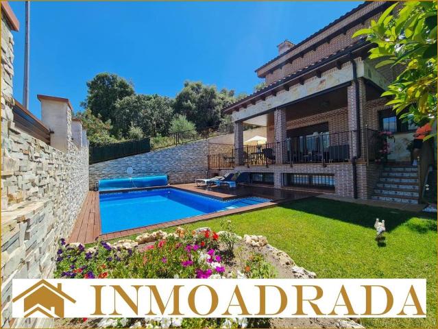 Villa en venta en La Adrada