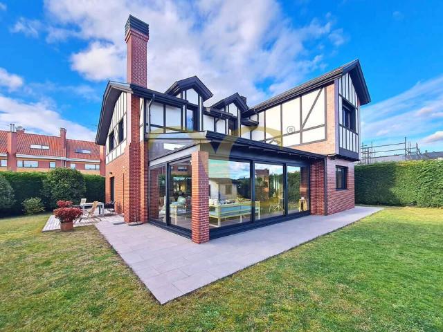 Chalet en venta en Santolaya, Siero
