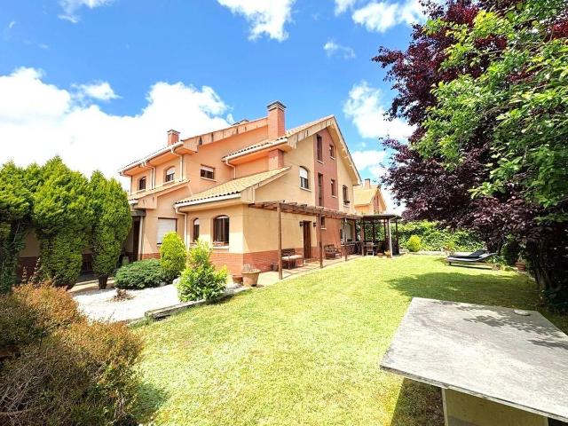Chalet en venta en Santolaya, Siero