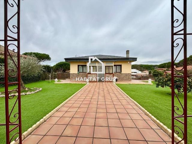 Villa en venta en Vidreres