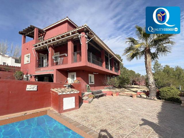Villa en venta en La Nucia
